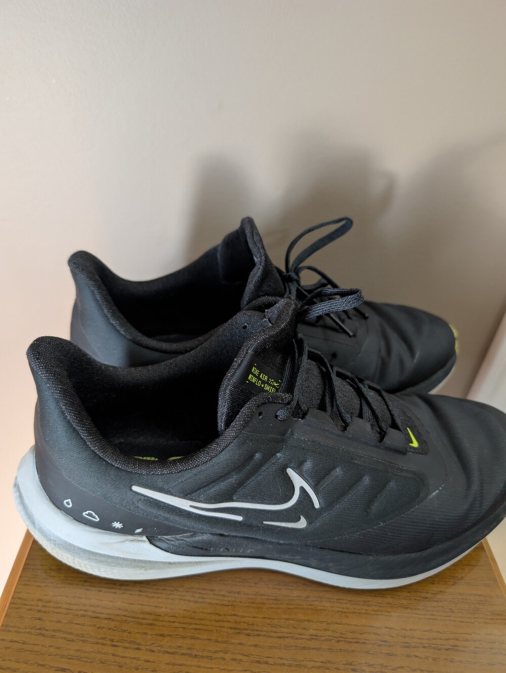 Nike AIR Zoom Winflo 9 Shield Size 10 Men